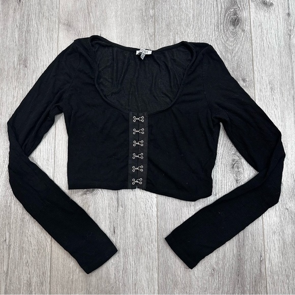 Black Ribbed Scoop Neck Grommet Clasp Y2K Crop Top - Picture 1 of 1